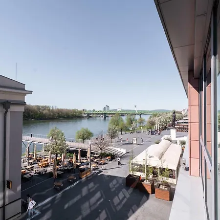 Urban Oasis & Eurovea Riverside Apartment